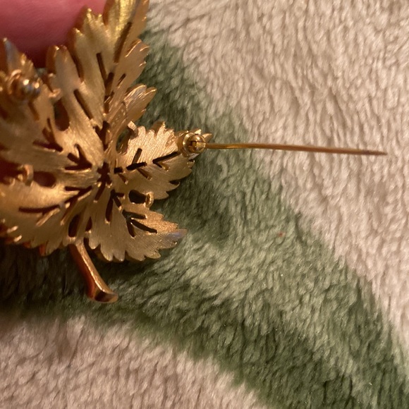 Gold tone Trifari brooch (AZ) - Picture 4 of 4